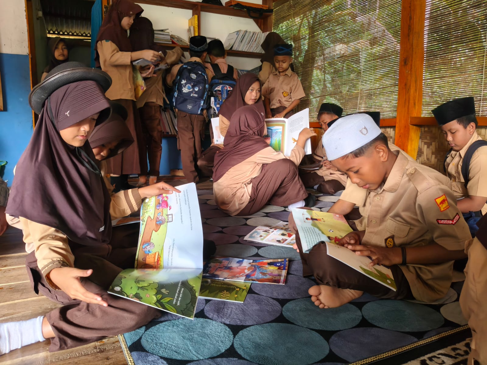 Saung Ilmu Desa Ciladaeun Perkuat Literasi Siswa lewat Sinergi YPAIBU Kampus Al Azhar Cibubur Ciracas